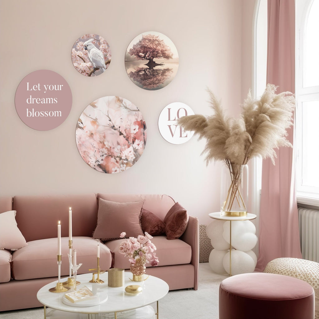 Romantisch interieur met roze accenten en pampasgras, verrijkt met de 'Cockatoo Blossom' muurcirkel set van Wallingo.